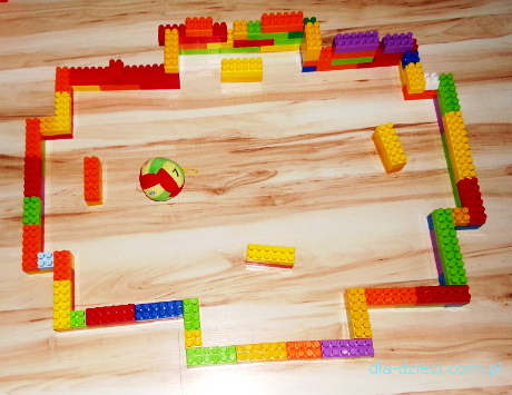 Gra w pi�k�  z klock�w